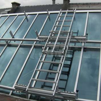 Trapladder voor glazenwassen op een dak. Trapladder voor glazenwassen - Building Maintenance Unit
